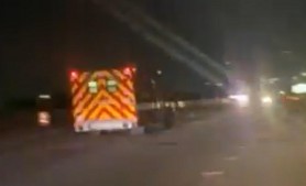VIDEO // Un şofer drogat a furat o ambulanță cu paramedicul şi pacientul în maşină, fugind de poliție pe o autostradă din SUA